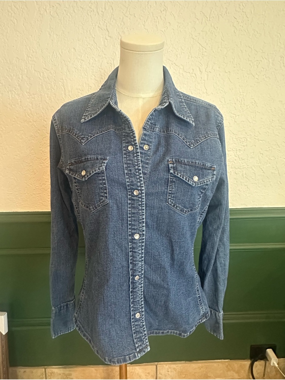 Levi's Women's Western Denim Pearl Snap Shirt L - Medium Blue